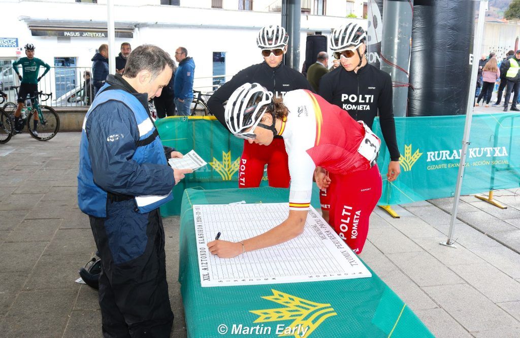 Gabriele Raccagni vistiendo el maillot de líder de la Copa de España en la Aiztondo Klasika